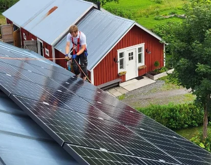 Solpaneler installerade på tak av Engliden