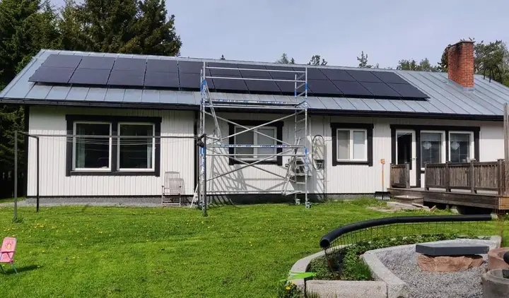 Solpaneler monterade på villatak av Engliden